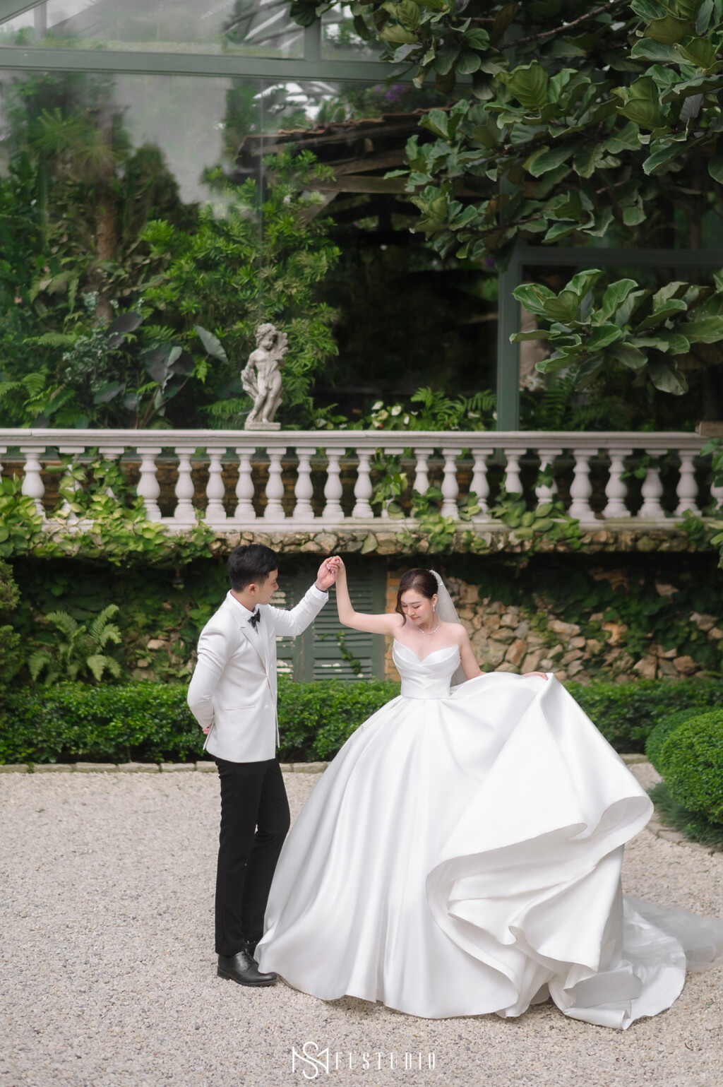 Cô Dâu Chú Rể ngại thể hiện tình cảm, khiến bộ ảnh bị "đơ"?