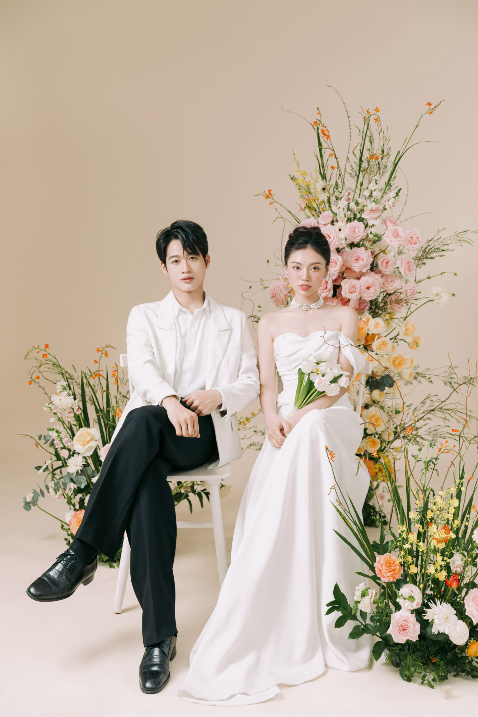 Đứng dưới thời tiết nắng nóng thì cảm xúc và thần thái của nàng có thể đảm bảo xuyên suốt buổi chụp hình cưới không?