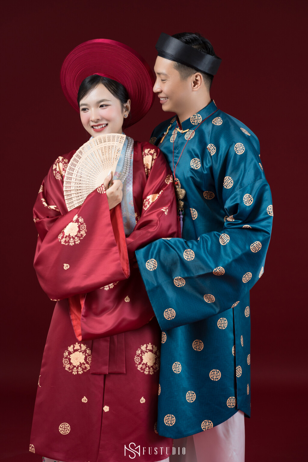 Khoác lên mình bộ trang phục truyền thống để chụp hình cưới chắc hẳn là concept nàng nào cũng mê!