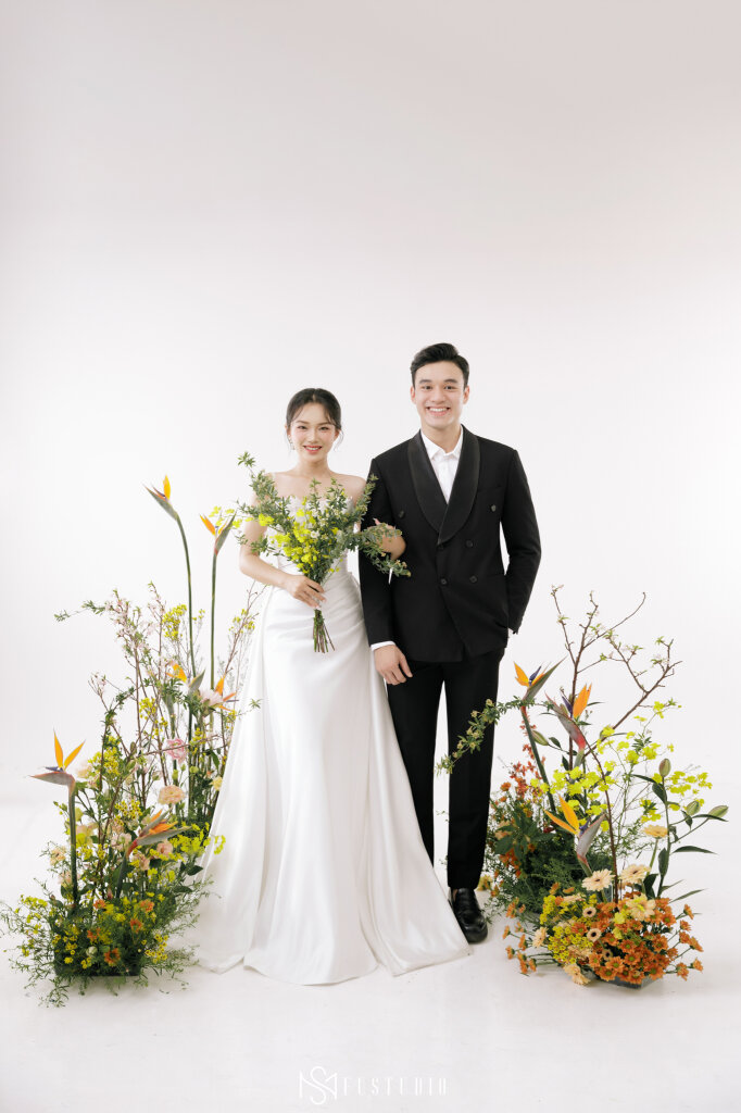 Album Cưới Rực Rỡ Với Concept Hoa Tươi Cam Vàng