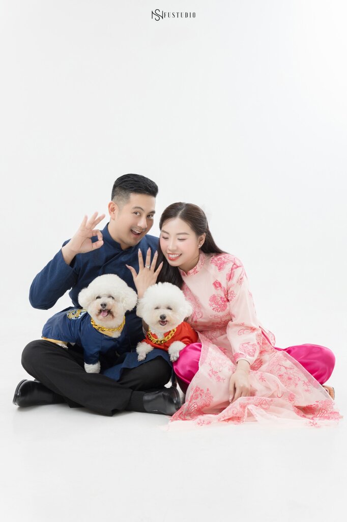 Gia đình nhỏ với cún yêu trong bộ ảnh Tết truyền thống